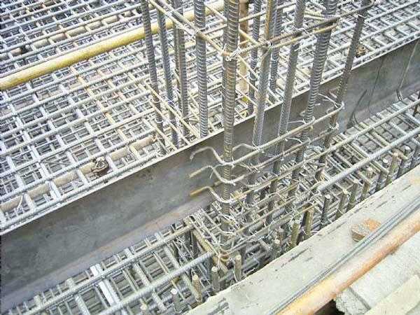 止水钢板基本就位,钢板之间应尽量减少借口,钢板之间的接口可采用搭接